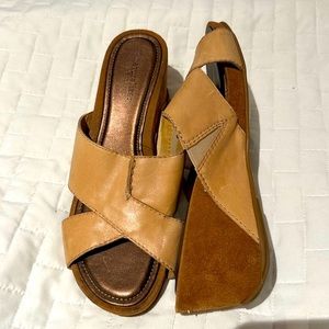 NATURALIZER Size 9.5 Leather Heeled Sandals